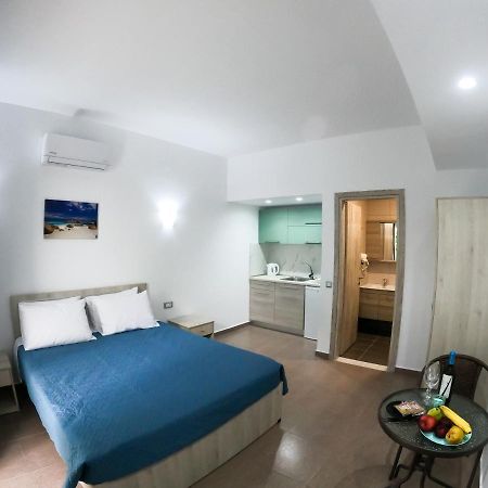Red Hibiscus Stegna Guest House อาร์คานเยโลส ภายนอก รูปภาพ