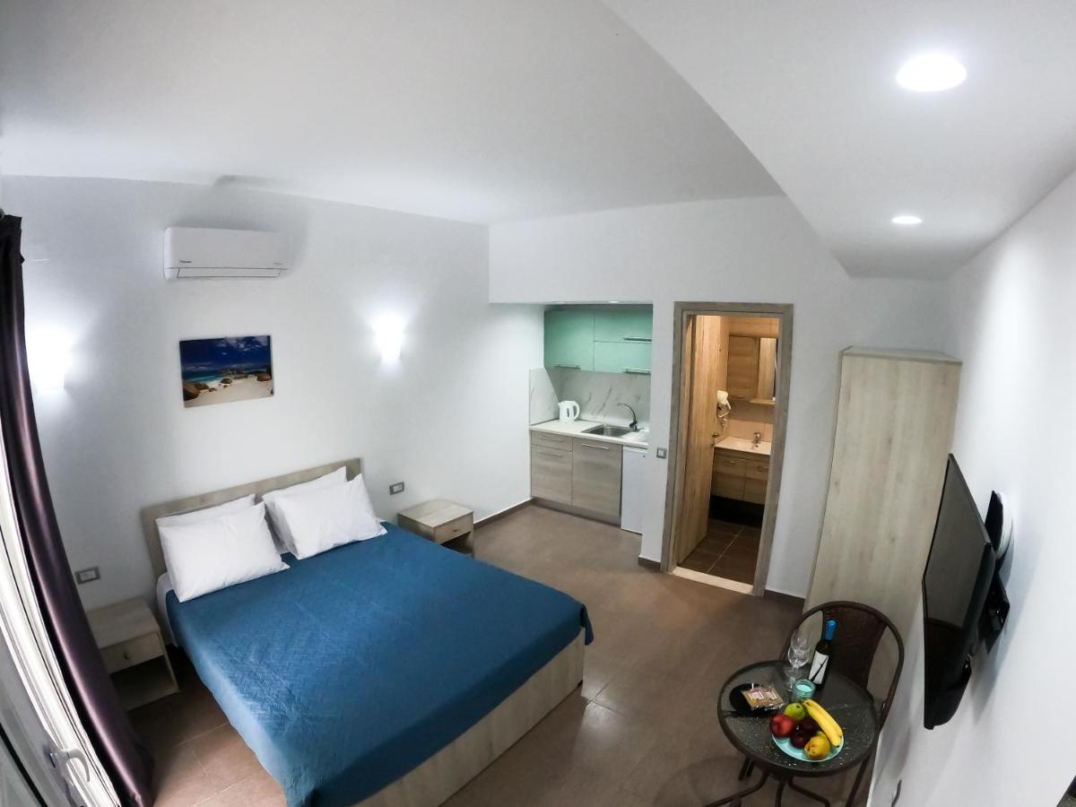 Red Hibiscus Stegna Guest House อาร์คานเยโลส ภายนอก รูปภาพ