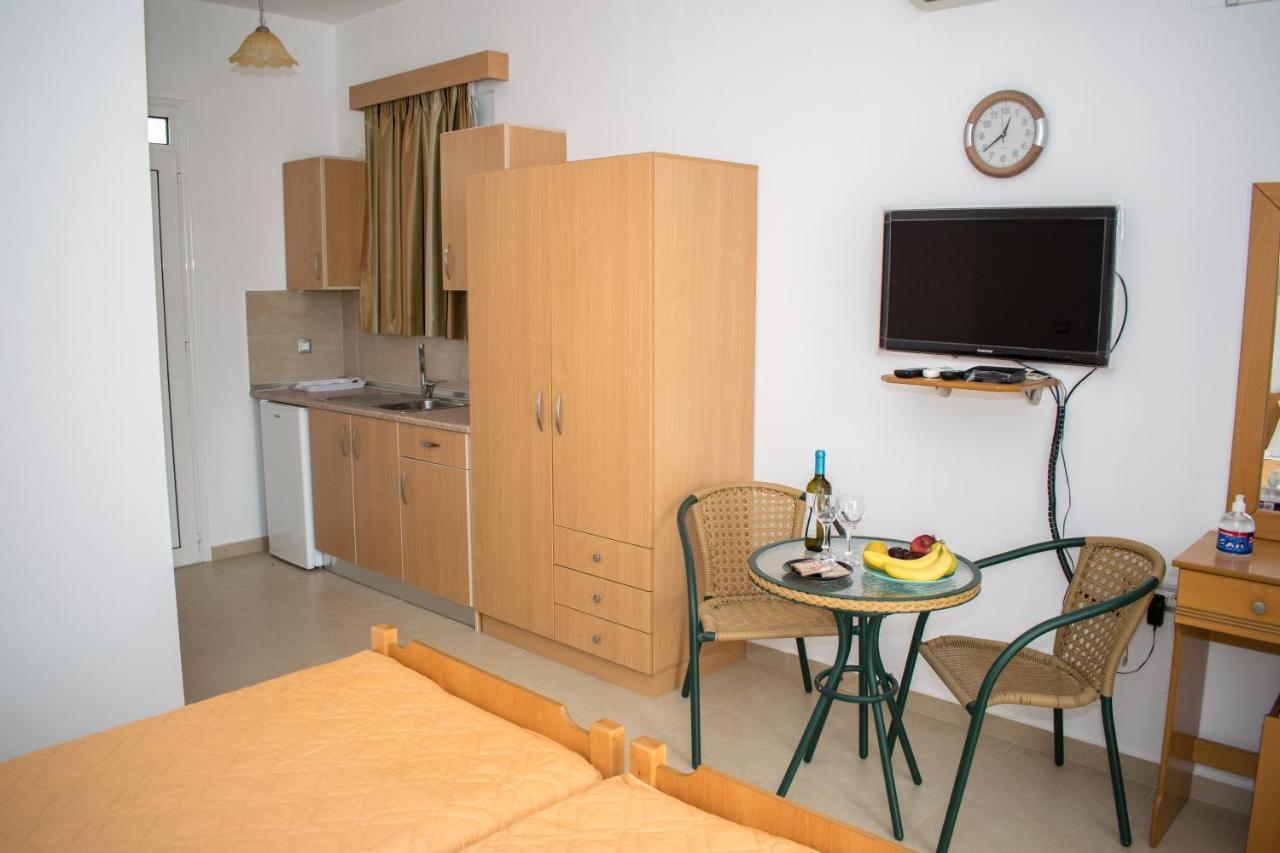 Red Hibiscus Stegna Guest House อาร์คานเยโลส ภายนอก รูปภาพ