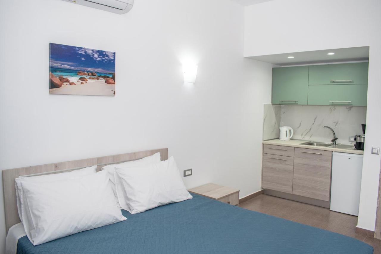 Red Hibiscus Stegna Guest House อาร์คานเยโลส ภายนอก รูปภาพ