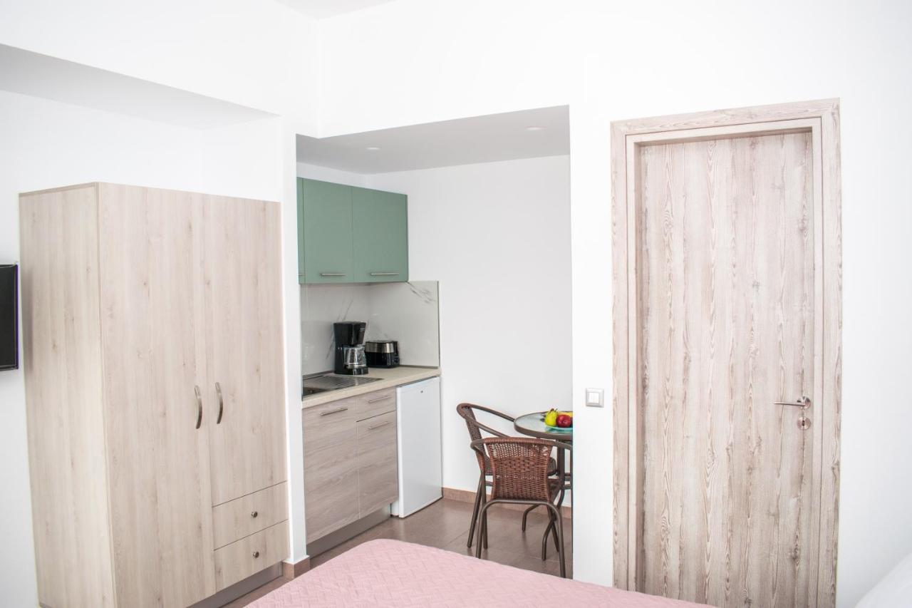 Red Hibiscus Stegna Guest House อาร์คานเยโลส ภายนอก รูปภาพ