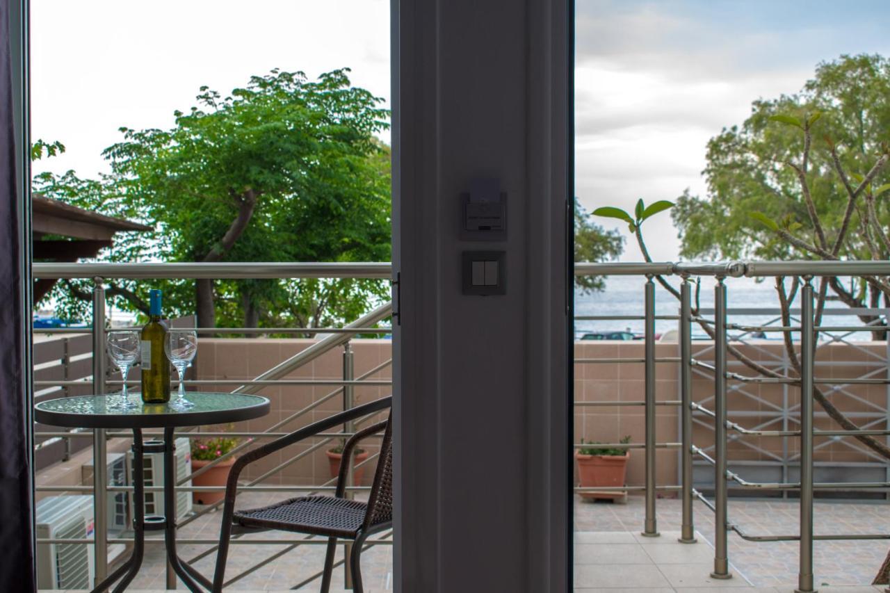 Red Hibiscus Stegna Guest House อาร์คานเยโลส ภายนอก รูปภาพ