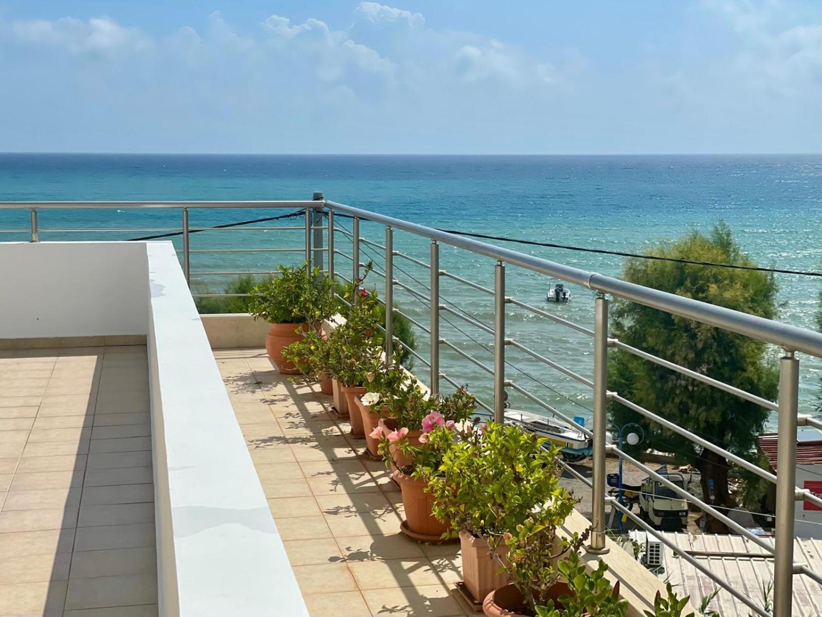 Red Hibiscus Stegna Guest House อาร์คานเยโลส ภายนอก รูปภาพ