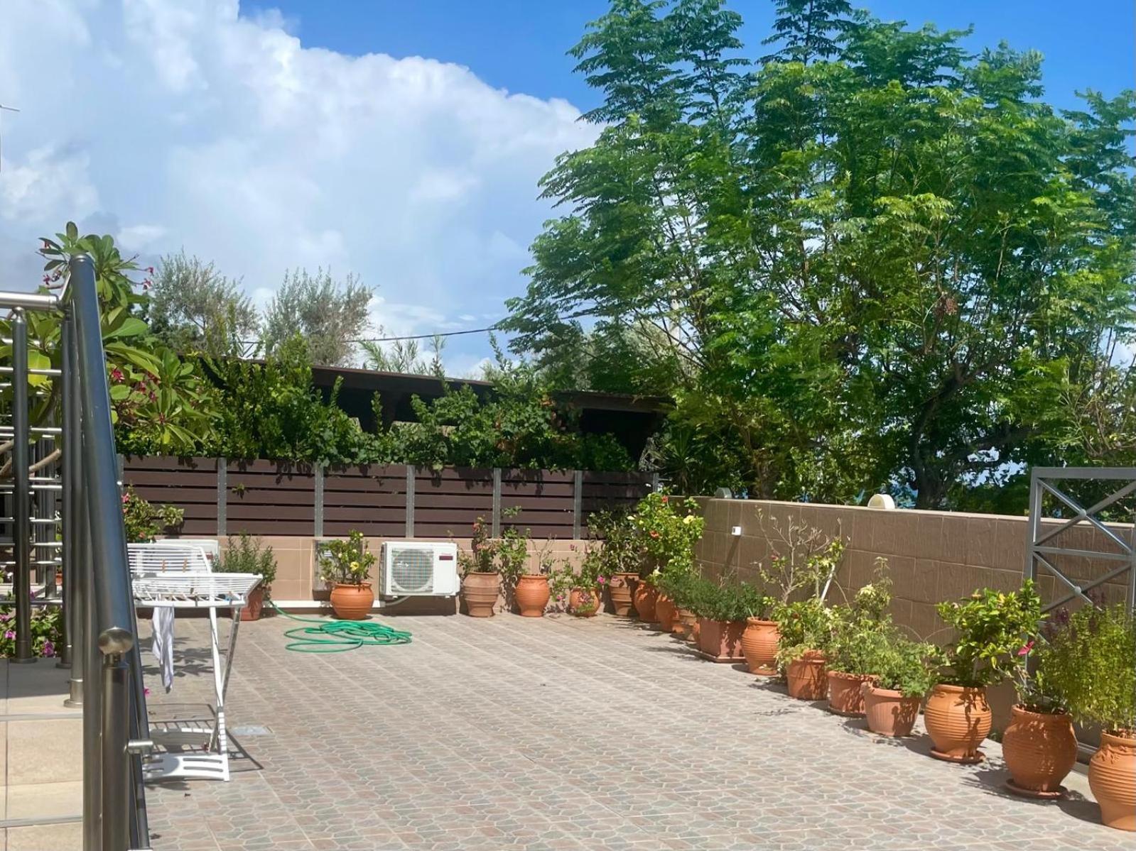Red Hibiscus Stegna Guest House อาร์คานเยโลส ภายนอก รูปภาพ